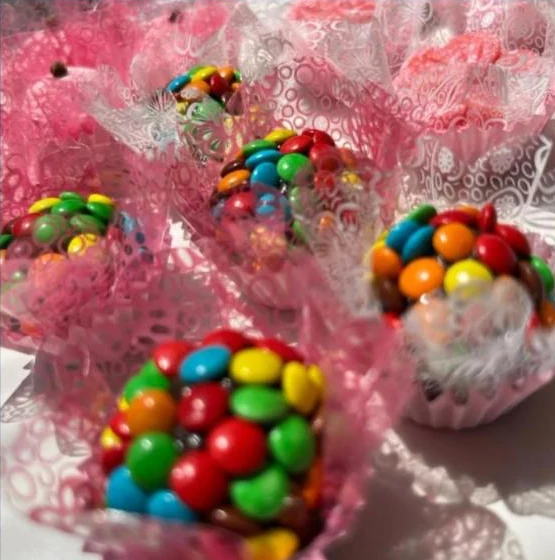 Beijinhos personalizados com confetes coloridos