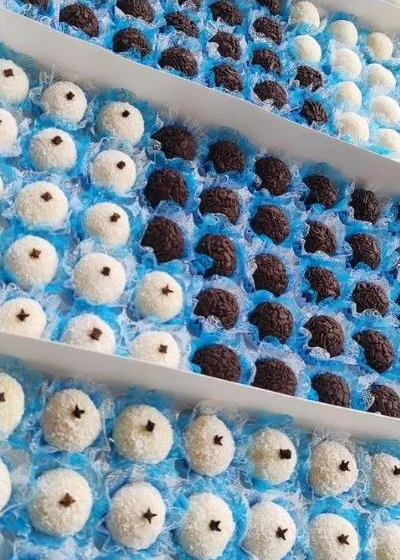Bandejas de brigadeiros e beijinhos